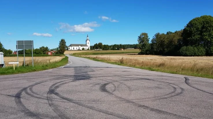 På fredagskvällen omkom en ung mc-förare i en krock, mellan Mjölby och Skänninge. Polisen misstänker inget brott. 