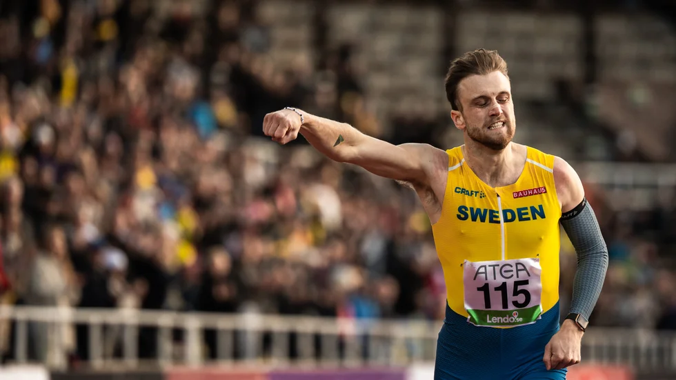 Erik Martinsson med segergest efter segern i Finnkampen på 800 meter.