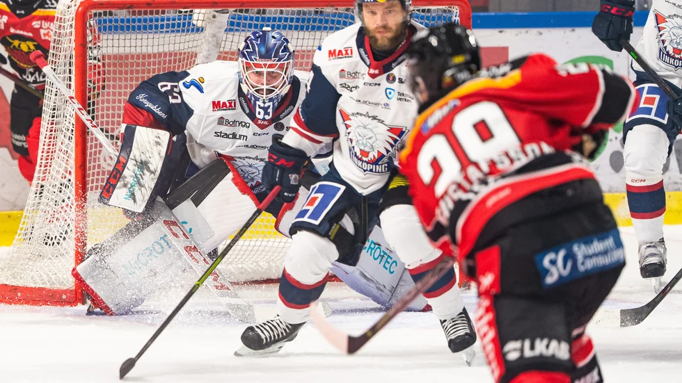 Luleå avlossar mot Marcus Högberg.