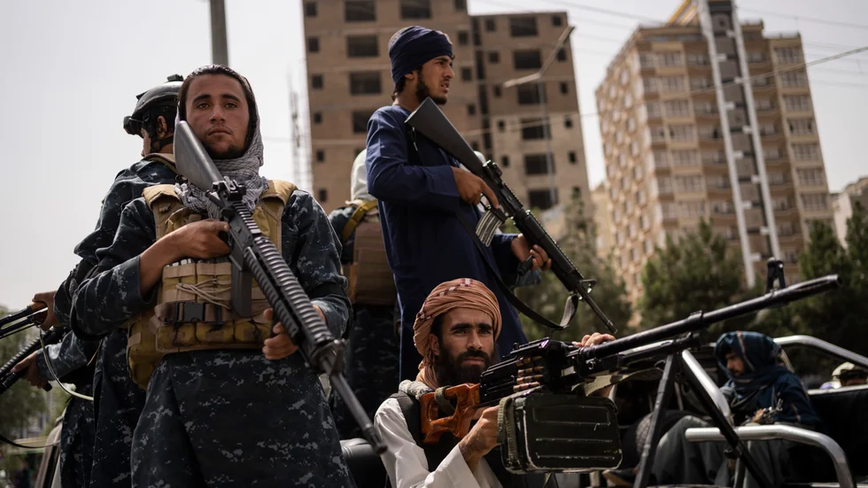 Talibanska krigare utanför universitetet i Kabul.