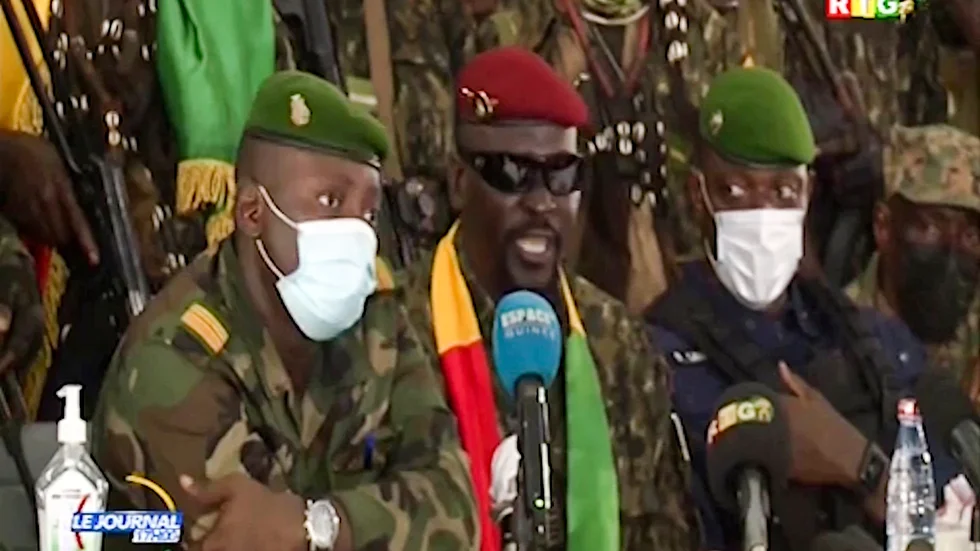Juntaledaren Mamady Doumbouya (i röd basker och solglasögon) talar efter kuppen i Guinea.