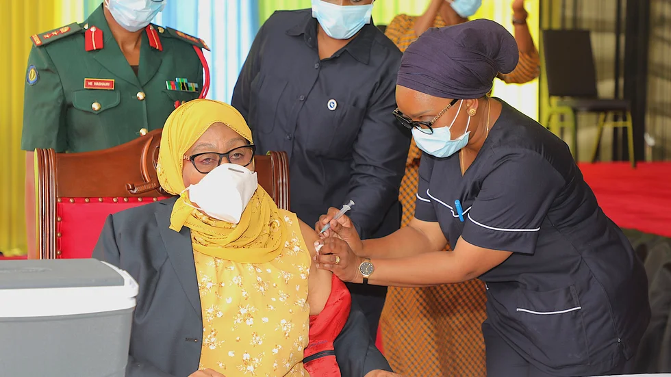 Tanzanias president Samia Suluhu Hassan får en dos covidvaccin. Bild från juli.