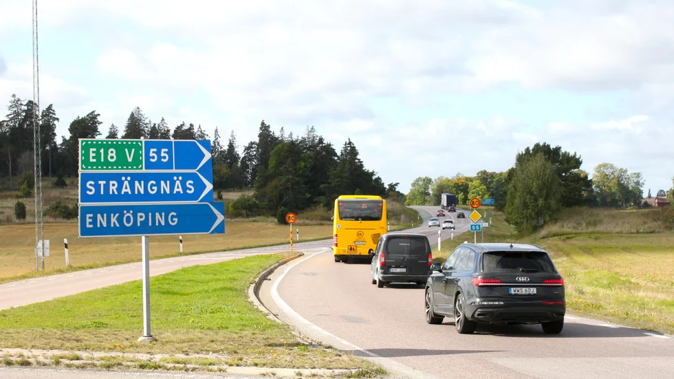 Det blir ökad säkerhet och framkomlighet på bekostnad av miljön och landskapsbilden när väg 55 byggs om till mötesseparerad väg med mitträcke, enligt den samhällsekonomiska analys som Trafikverket gjort över projektet.