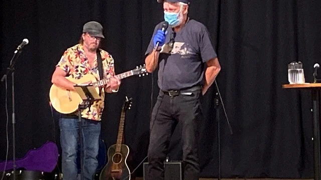 Ronny Eriksson och gitarristen Leo Holmberg gav två föreställningar under PRO:s sommarfest.