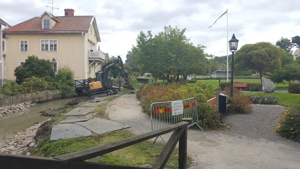 Natursten har placerats vid ån stränder för att hindra erosion och göra det lättare för fisk att simma i ån även vid lågvatten.