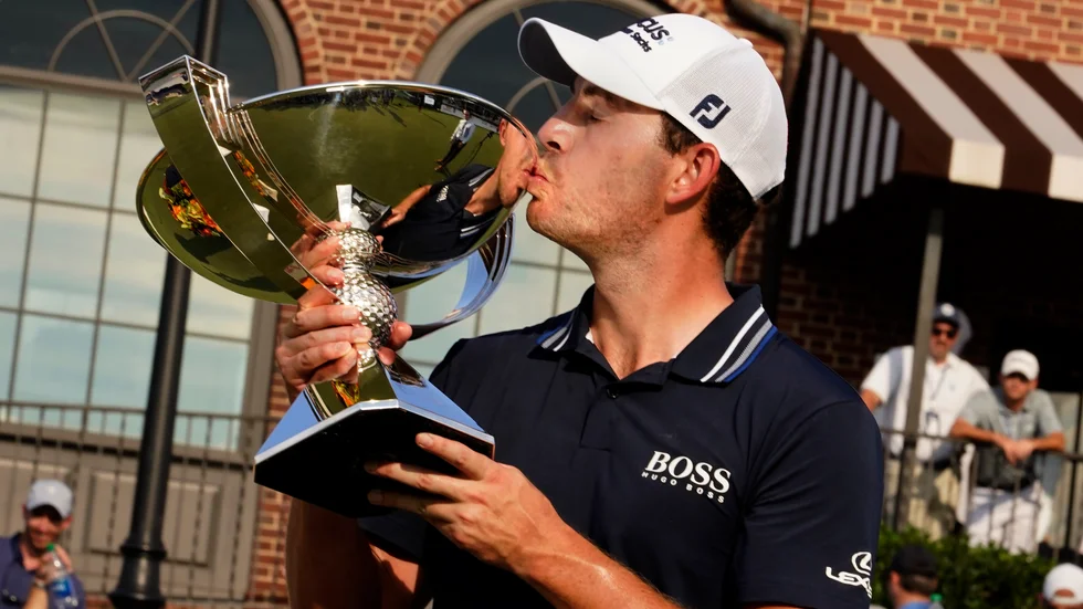 Patrick Cantlay med segerpokalen efter segern i Fedex-slutspelet.