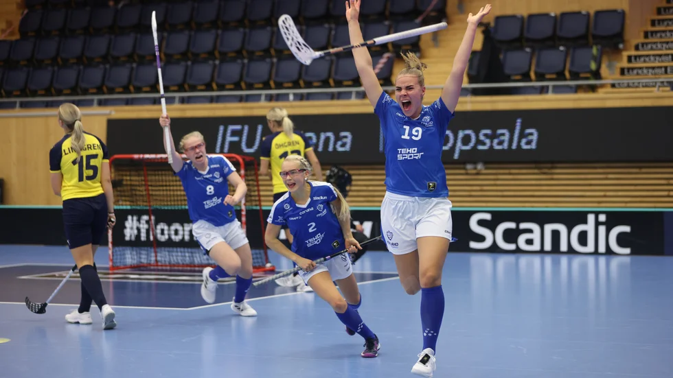 Suvi Hämäläinen har precis avgjort U19-VM-finalen mot Sverige i IFU Arena i förlängningen. Hämäläinens tredje mål i finalen.