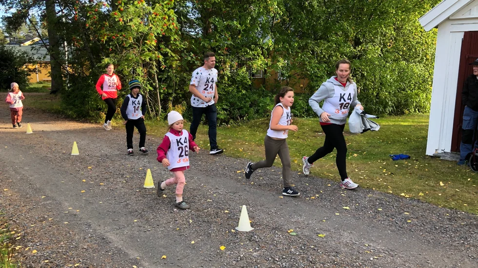 Ett gäng som varvar efter halva sjätte Gåsrundan; fr v Jolie Renberg (27) med mamma Anna (28), William Edström (14), Ebba Renberg (26), Johan Åberg (24), Sally Högdahl (17) med mamma Emma (18).