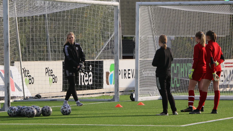Guro Pettersen lär ut knep till klubbens yngre målvakter.