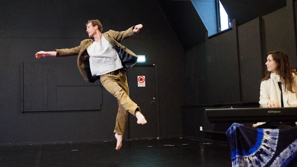 Simon David Rydén dansar ut sin lycka i slutet av föreställningen "Knut & Kvargen", som Simon och Clara Strauch gjort tillsammans. På fredag är det dags för premiär.