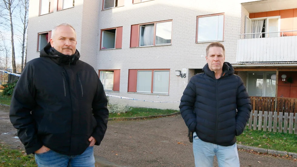 Tobias Lundqvist och Ingmar Eriksson, KFAB, utanför det brandskadade huset i Nävertorp. Arkivbild.