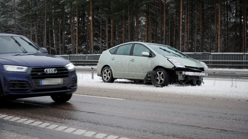 En bil körde in i mitträcket på E18 vid Enöglaavfarten.