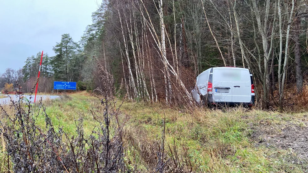 Bilen slog själv larm till SOS Alarm när den åkte av vägen.