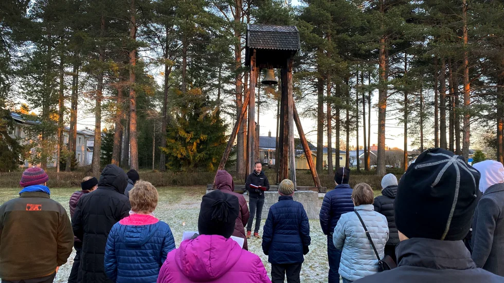 Prästen Simon Jonsson höll en minnesstund och en bön på Furunäsets kyrkogård. ett 40-tal personer var med vid ceremonien.