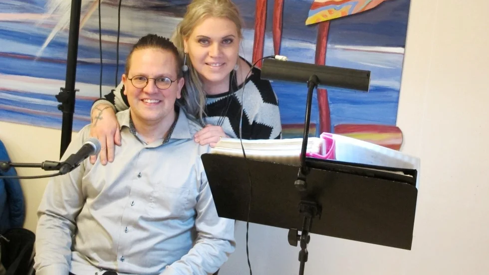 Niklas och Mona Tornéus underhöll på SPF Mjölkuddens pubafton.