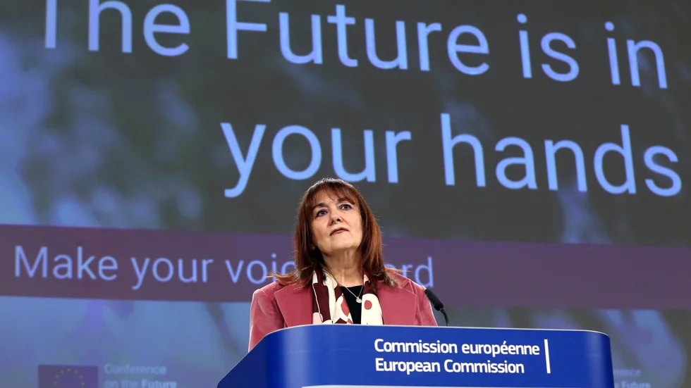 "Framtiden är i era händer", manas på en presskonferens med EU:s demokratikommissionär Dubravca Suica unionens pågående stora framtidskonferens. Arkivfoto.