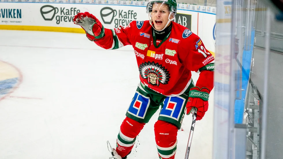 Frölundas Max Friberg skadade sig allvarligt och blödde mycket under torsdagens ishockeymatch i SHL mellan Frölunda och Malmö Redhawks i Scandinavium.