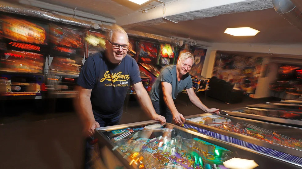 Eskilstuna Pinballs Rune Andersson och Mats Andersson tjuvtränar lite extra inför lördagens nationella tävling på hemmaplan.