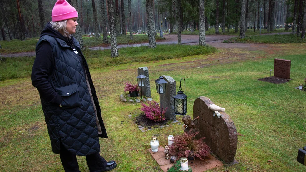 Under alla helgons-helgen är kyrkogården extra stämningsfull. Men lillasyster Erikas grav har varit en viktig plats under många år. "I början jobbade jag i närheten och då åkte jag ofta hit på lunchen", säger Jessica Lundgren. 
