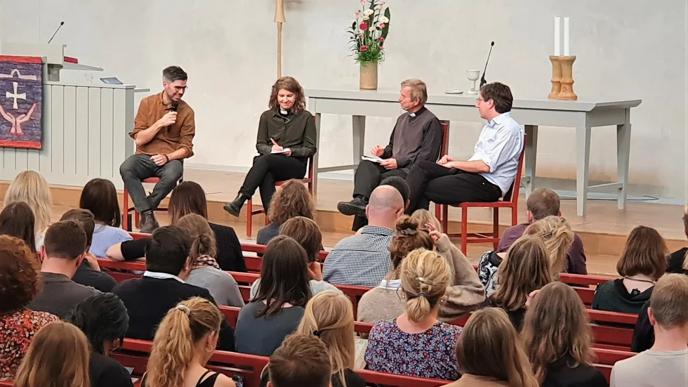 Joel Halldorf var moderator i ett av flera panelsamtal. I det här deltog Emma Audas, pilgrimspräst i Vadstena, Samuel Rubenson, präst och professor i Lund och Eric Schüldt, kulturjournalist.