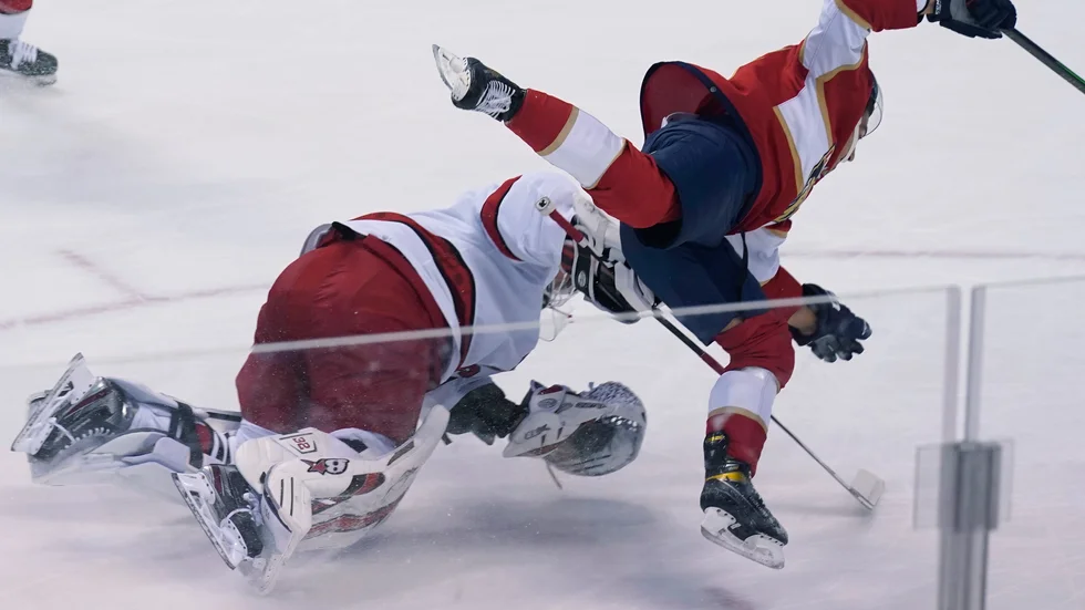 Florida Ryan Lomberg krockade med Carolinas målvakt Antti Raanta, som fick lämna isen. Lomberg visades ut i fem minuter plus matchstraff för tilltaget.