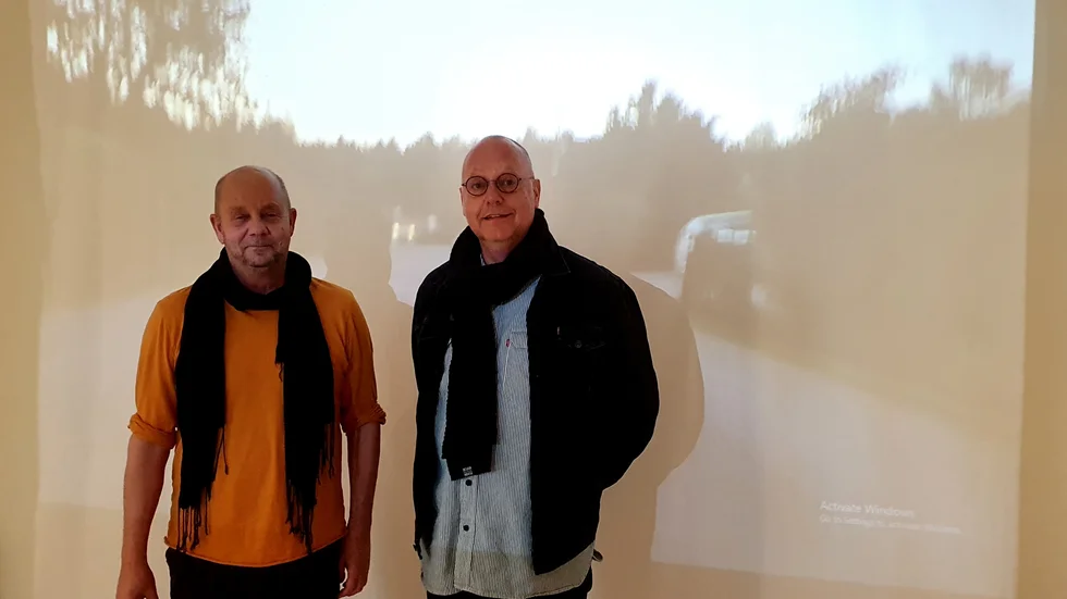 Bo Samuelsson och Sten Sandell växte upp i Tallboda. Nu har de tagit villasamhället som utgångspunkt för sin utställning. 