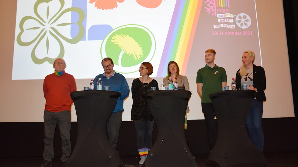 Redo för regnbågsdebatt. Från vänster syns Michael Engström , BA, Hendrik Andersson (L), Beatrice Öman (S), Catarina Ask (MP), John Öberg (C) och Ava Wizelius (M).