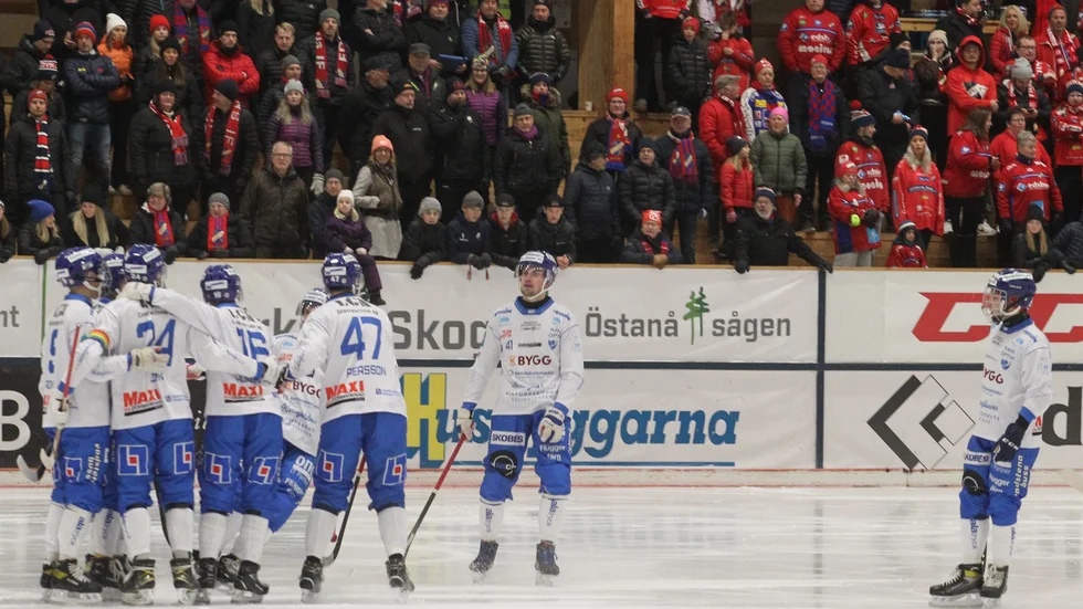 Bortajubel inför hemmapubliken. IFK Motala har gjort 1-0 mot Edsbyn genom Jonas Enander redan i första minuten. IFK vann till slut med 6-2, första segern inomhus någonsin i Edsbyn. IFK har inlett elitserien med två raka segrar.