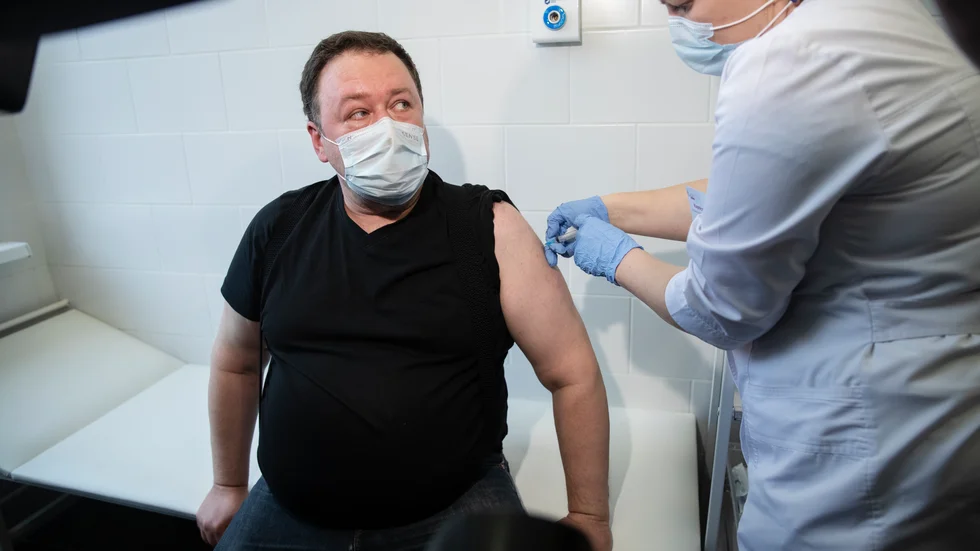 En man får en dos vaccin i Moskva. Bilden är från den 27 april.