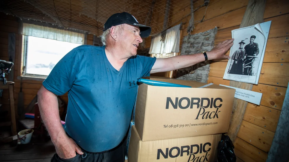 I en röd fiskebod har Stig Gren upprättat ett museum med Altappens storhetstid som tema. Vid ingången hänger en gulnad bröllopsbild med farfar Johan Fredrik Gren som med hjälp av en sparkstötting tog sig till Altappen ända från Sävar i Västerbotten.