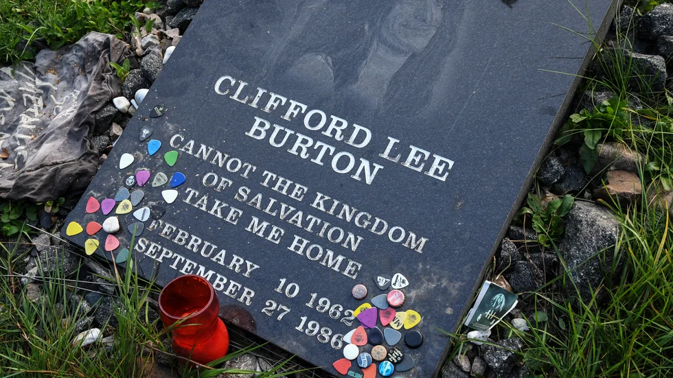 Minnesstenen över Cliff Burton i småländska Dörarp. Arkivbild.