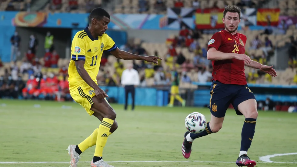 Alexander Isak prickade stolpen och spelade fram Marcus Berg till en jättechans.