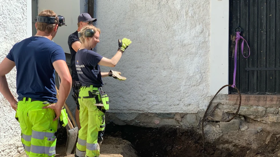 Arkeologen Linnea Hernqvist övervakar schaktningen för att upptäcka eventuella fynd. 