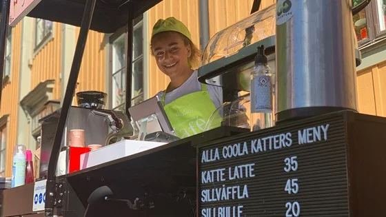 Under söndagen öppnar Pellecaféet i Engelska parken. Kafébyggnaden består av en ombyggd container som kommer att stå på platsen till och med augusti då den flyttas för säsongen.