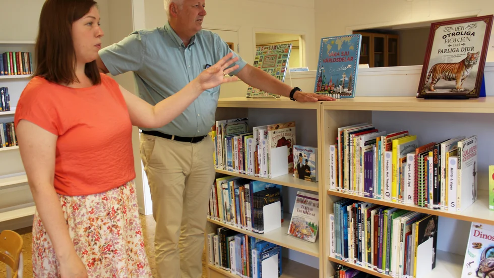 Skolbibliotekssamordnare Ulrika Eriksson och utbildningschef Anders Pantzar diskuterar utbudet som finns på Viggestorpsskolans skolbibliotek.