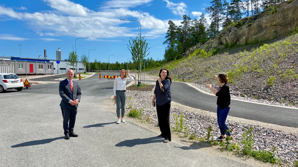 Infrahubs vill bygga en stor logistikanläggning på Arnö. Kommunstyrelsens ordförande Urban Granström (S), näringslivskoordinatorn Julia Wolf, näringslivschefen Maria Karlsson och näringslivsutvecklaren Sofia Rydingsvärd från Nyköpings kommun visar runt på området.