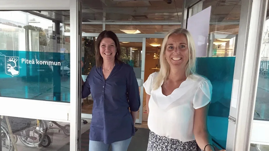 Ann-Catrin Gustafsson, till vänster, är nyanställd som anhörigkoordinator i socialtjänsten. Här tillsammans med omsorgschef Lena Enqvist