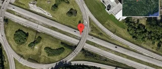 Olja på vägen stör trafiken på E20