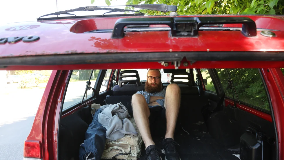Henry Korb är doktorand vid Campus Gotland. Han skulle vilja bo åtminstone fem år framåt på ön, men på fredag tvingas han flytta ur sin hyrda lägenhet för sommargäster. Bilen är ett alternativ, innan han tillbringar sommaren i Tyskland.
