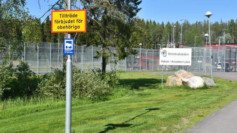 Mannen häktades och omhäktades för att inte störa utredningen och för att han inte skulle kunna fortsätta begå brott mot sambon. (Arkivbild)