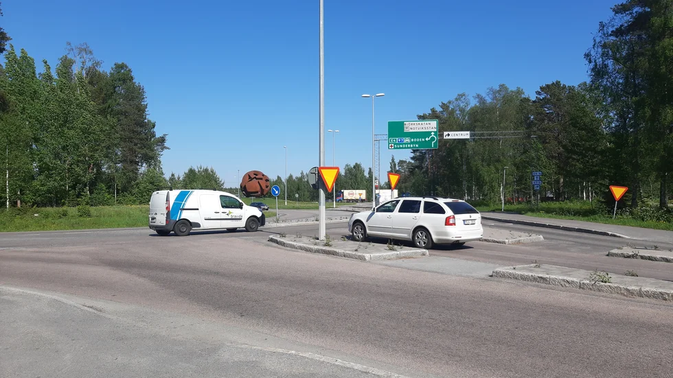 Korsningen Mjölkuddsvägen-Storhedsvägen, här kan det vara svårt att hitta en lucka så att man kan svänga vänster mot Storheden om trafiken är tät på Storhedsvägen.