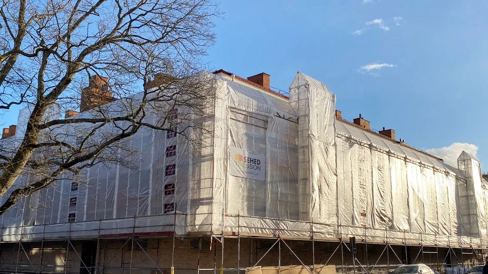 I tre veckor ungefär har renoveringen pågått. I oktober beräknar projektledaren att renoveringen kommer vara klar.