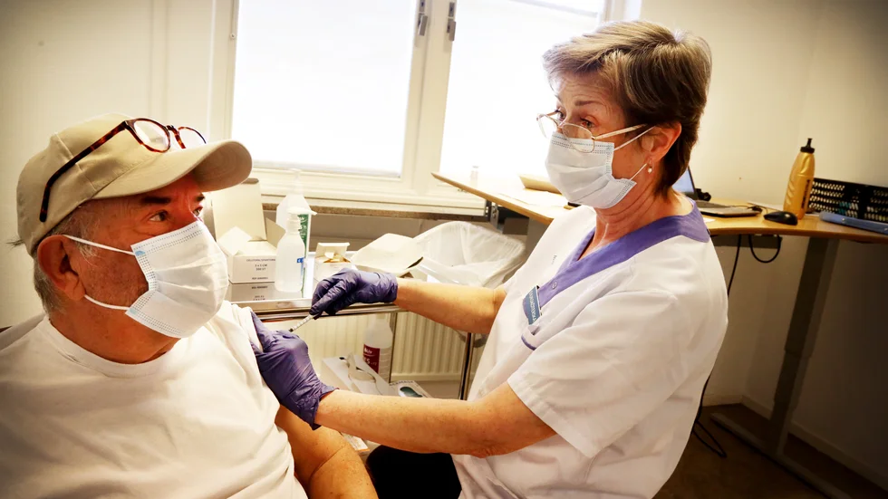 Vaccinatören Anneli Eriksson ger Risto Lydedal första dosen vaccin. "Jag längtar efter att det ska bli som vanligt igen", säger han.