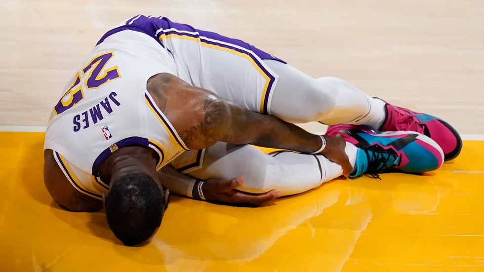 Los Angeles Lakers LeBron James blev kvar på golvet en bra stund.