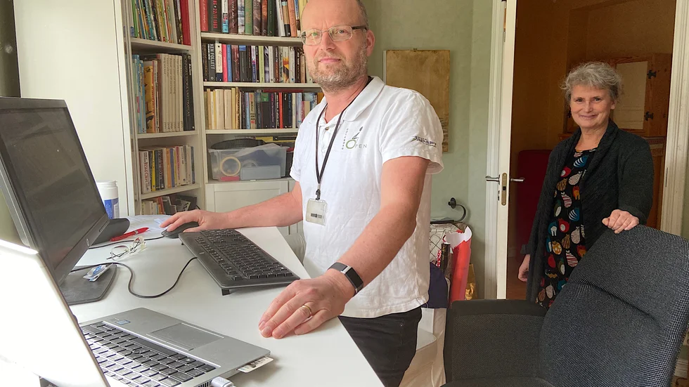 "Det har fungerat förvånansvärt bra", säger Urban Persson som nu jobbat hemifrån i ett år. Hans fru Karin Tiderman som jobbar på samma arbetsplats sitter i rummet bredvid.