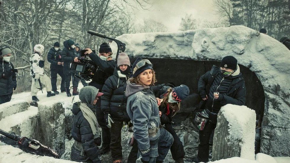Noomi Rapace får sällskap av bland andra David Dencik i den svenska filmen "Svart krabba". Pressbild.