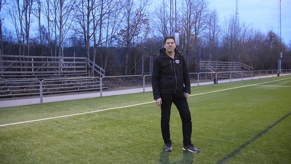 Här saknas omklädningsrum, ordentliga förråd och toaletter. Magnus Eklund, ordförande i Enköpingsortens fotbollsallians, menar att kommunen måste hålla fast vid de besked man gett till föreningarna.