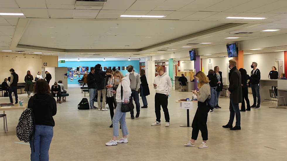 De som genomförde högskoleprovet anmodades att bland annat bära munskydd. I övrigt gällde samtliga de restriktioner som Folkhälsomyndigheten meddelat.