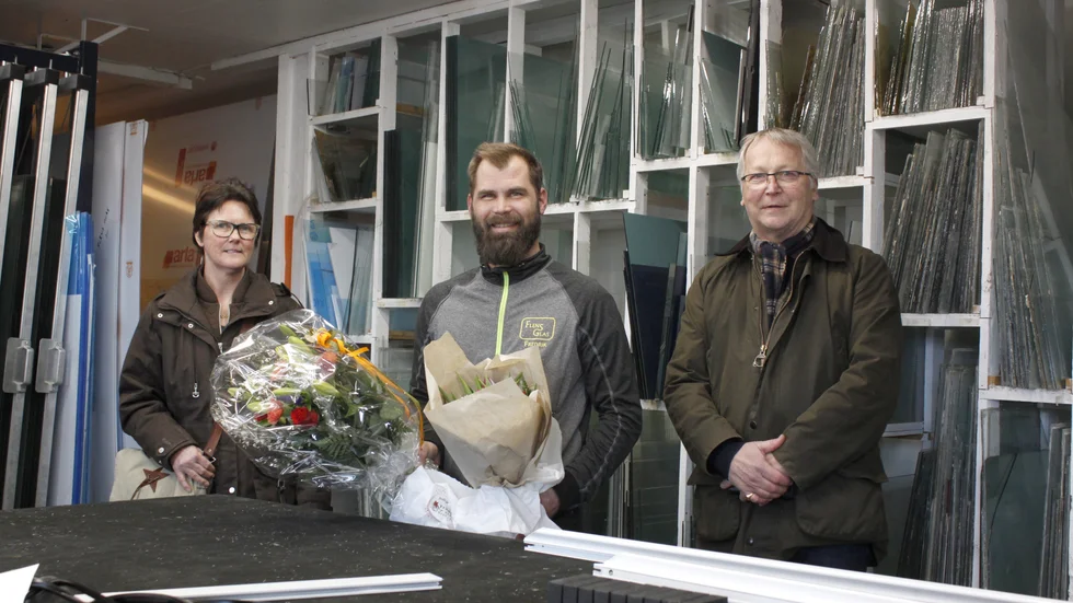 Företagarnas Helena Åkerberg, Fredrik Karlsson på Flens glas och näringslivschef Mikael Larsson tillsammans.