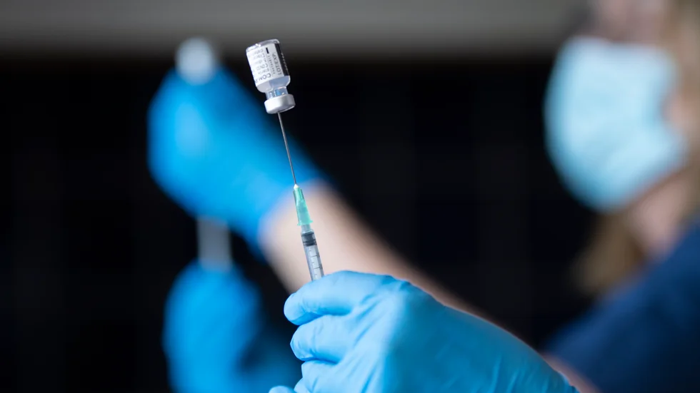 Om persone som haft covid-19 avstod från vaccin skulle äldre som verkligen behöver skyddet få vaccin snabbare, anser Svenska infektionsläkarföreningens vårdprogramgrupp för vaccinationer. Arkivbild.